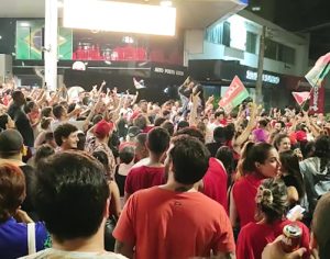 Apoiadores de Lula fazem festa de comemoração na Higienópolis em Londrina