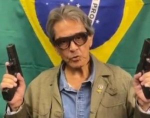 Roberto Jefferson se entrega à PF depois de atirar contra agentes