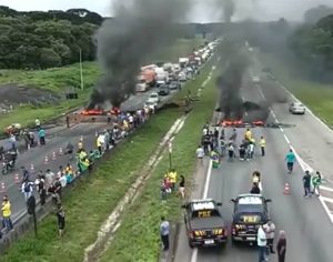 Justiça determina que polícia desbloqueie rodovias no Paraná