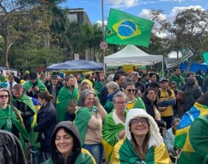 Bolsonaristas abandonam camisa da Seleção e boicotam Copa