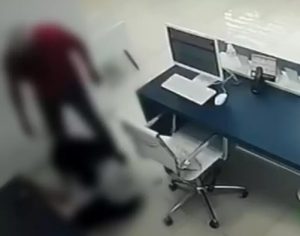 Homem espanca ex-esposa no trabalho na frente dos filhos em Ibiporã; vídeo