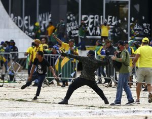 Moraes mantém prisão de 294 acusados por atos terroristas no DF