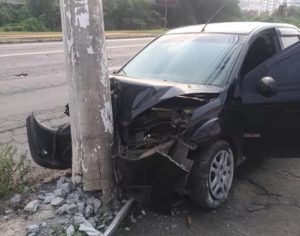 Batidas de carros danificam 9 postes por dia no Paraná, aponta Copel