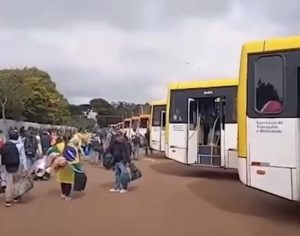 Polícia desmonta ‘QG’ bolsonarista e prende 1.500 extremistas em Brasília