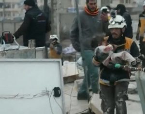 Vídeo: Criança é resgatada com vida após terremoto na Síria