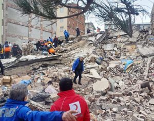Mortos em terremoto na Turquia e na Síria passam de 7,8 mil