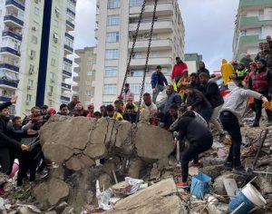 Número de mortos na Turquia e na Síria chega a mais de 5 mil