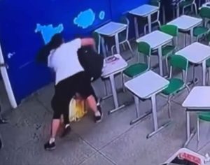 Vídeo mostra professora imobilizando aluno que atacou escola em SP
