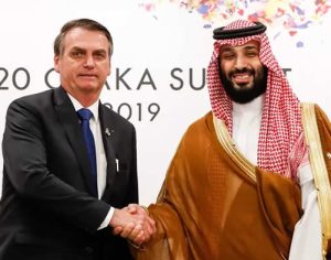 PF vai apurar ligação entre venda de refinaria e joias de Bolsonaro