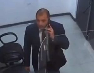 Vídeo mostra enviado de Bolsonaro tentando retirar joias de aeroporto; assista