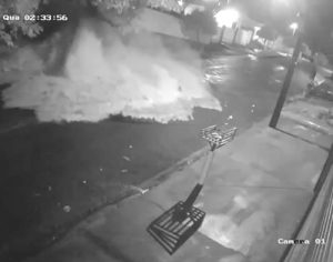 Vídeo: Reservatório de água se rompe e destrói casas em Jataizinho