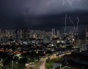 Imagem incrível de uma noite de relâmpagos em Londrina