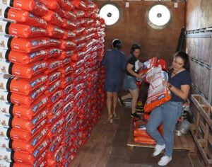 Prefeitura de Londrina entrega 1,5 tonelada de ração canina para ADA