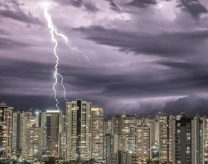 Imagem incrível de uma noite chuvosa em Londrina