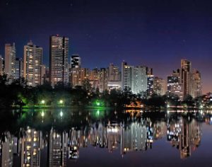 Um espelho natural no Lago Igapó de Londrina