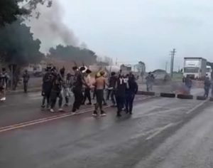 Indígenas bloqueiam PR-445 na região de Londrina durante protesto