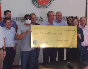 Nota Paraná: Novo milionário recebe prêmio de óculos, boné e máscara