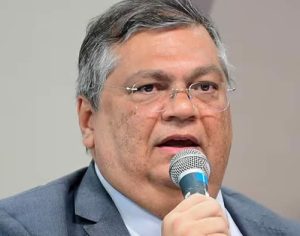 Flávio Dino determina permissão de entrada de garrafas de água em shows