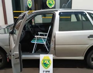 Blitz: Homem é flagrado dirigindo carro em cadeira de praia no Paraná