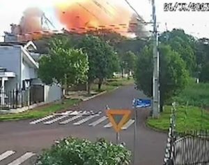 Vídeos mostram o momento da explosão em cooperativa no Paraná