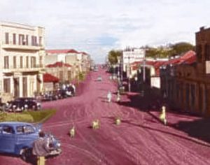 Rua de terra: Incrível foto antiga revive Avenida Paraná com Hugo Cabral