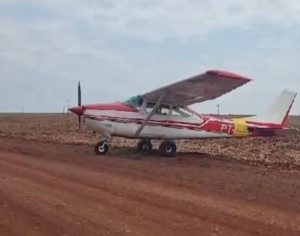 Avião faz pouso forçado no meio de estrada após pane mecânica em Cambé