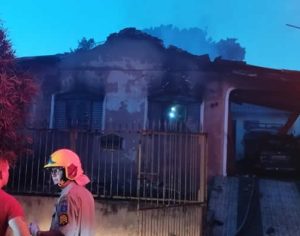 Mulher que perdeu esposo e filha em incêndio precisa de ajuda; veja como apoiar