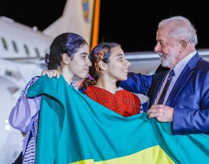 Avião com brasileiros resgatados da Faixa de Gaza chega a Brasília