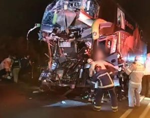 Acidente grave entre ônibus e caminhão deixa mais de 20 feridos na RML