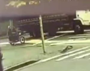 Vídeo: Caminhão realizou conversão irregular em tragédia no Centro