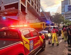 Bombeiros do Paraná ajudam a combater incêndio de grandes proporções no Paraguai