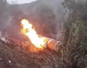 Criança de 6 anos morre após carreta tombar e pegar fogo em Ortigueira