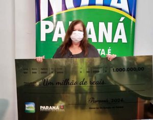 Servente recebe cheque com prêmio de R$ 1 milhão do Nota Paraná