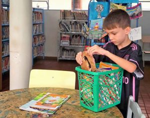 Londrinense de 7 anos é pessoa que mais emprestou livros da biblioteca