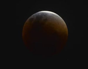 Eclipse parcial da Lua acontece hoje; saiba como observar em Londrina