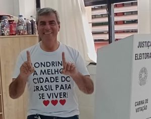 Belinati vota, denuncia “invasão de boca de urna” e afirma estar confiante
