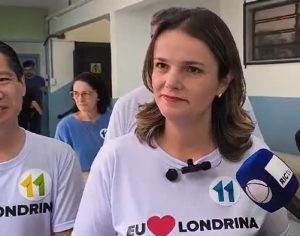 Maria Tereza mostra confiança ao votar na companhia da mãe e vice
