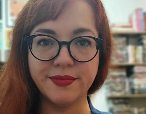 Escritora londrinense lança livro de poesias e crônicas na Biblioteca