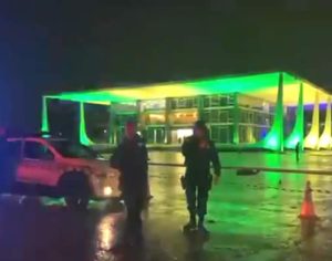 Homem morre após explosão de bomba em frente ao prédio do STF