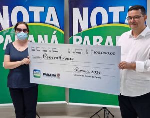 Moradora de Londrina recebe premiação de R$ 100 mil do Nota Paraná