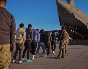 Brasileiros deportados dos EUA chegaram algemados e acorrentados