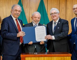 Lula anuncia financiamento de R$ 6,4 bilhões para estradas no Paraná