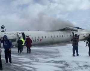 Avião se acidenta e capota durante pouso em aeroporto no Canadá
