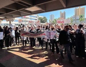 Justiça mantém decisão que proíbe greve das professoras de creches