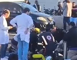 Mulher morre e homem fica ferido após acidente de moto em frente à UEL