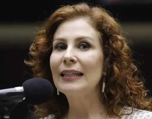 Carla Zambelli é localizada e presa pela polícia na Itália