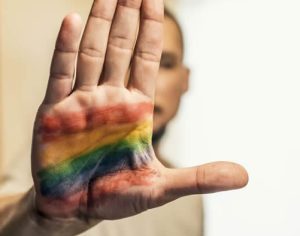 Justiça condena empresa de Londrina a pagar R$ 100 mil por homofobia