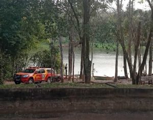 Bombeiros localizam corpo de empresário que caiu de barco no Rio Tibagi
