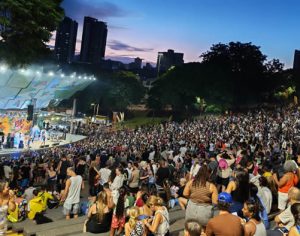 Carnaval de Londrina reúne milhares de pessoas no Anfiteatro do Zerão
