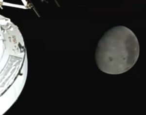 Artemis 2 sobrevoa lado oculto da Lua e inicia retorno para a Terra